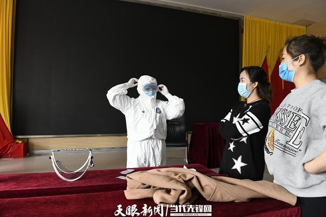 当日,安龙县人民医院医护人员进行防护用品穿脱操作步骤考核.